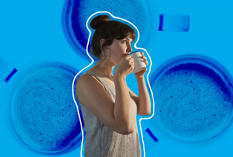 Mulher com cabelo preso em um coque bebendo café em uma caneca contra um fundo azul abstrato, simbolizando a rotina diária e os potenciais impactos do café na saúde.