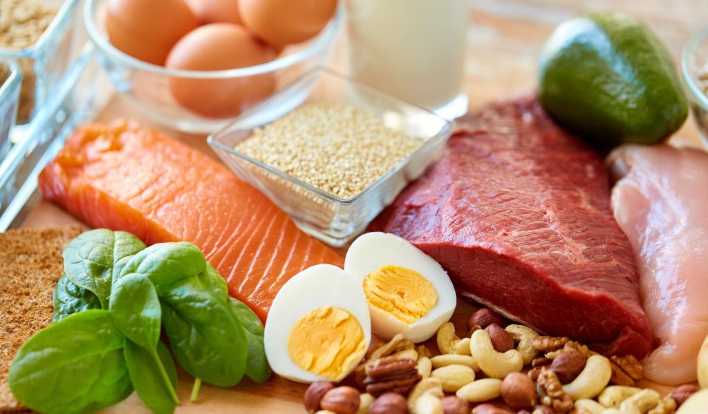 Alimentos proteicos, representando as opções para uma dieta rica nesse nutriente, conforme discutido no artigo do WellNerd.