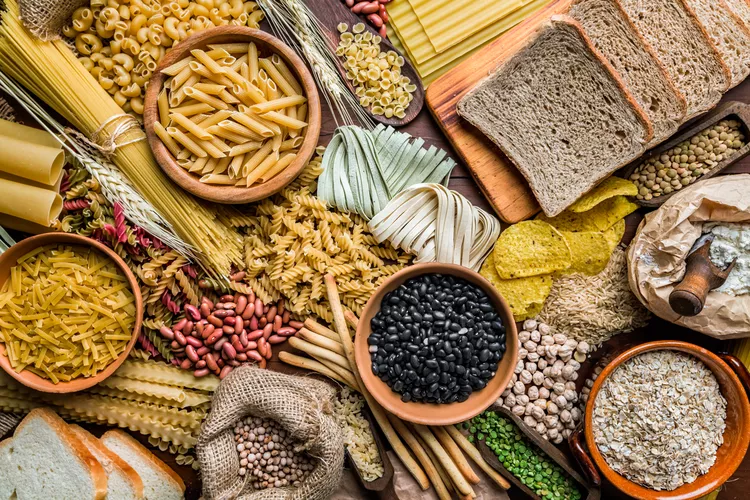 Alimentos que contêm carboidratos, um macronutriente fundamental para diversas funções do organismo e presente em grãos, massas, leguminosas e pães.