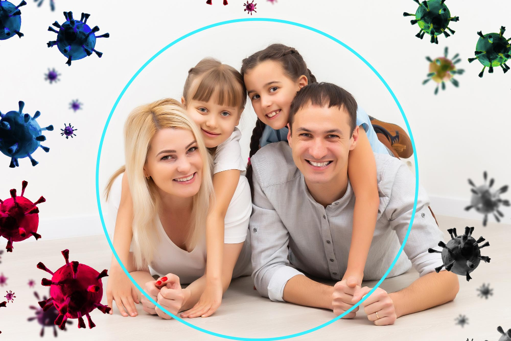 Família feliz de quatro pessoas protegida por barreira circular contra vírus coloridos ao redor, representando sistema imunológico forte